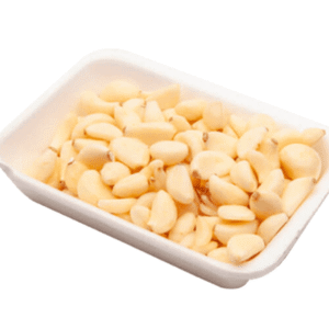 Alho descascado em bandeja